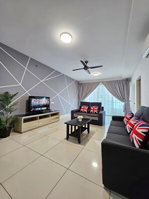 Panoramic Suite, 3 Bedrooms, Sea View | Ruang tamu | TV LCD 