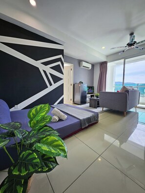 Deluxe appartement | Woonruimte | Een 32-inch flatscreentelevisie met kabelzenders en televisie