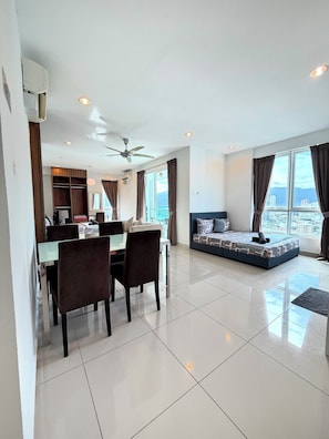 Superior Studio, Partial Ocean View | Ruang tamu | TV LCD 