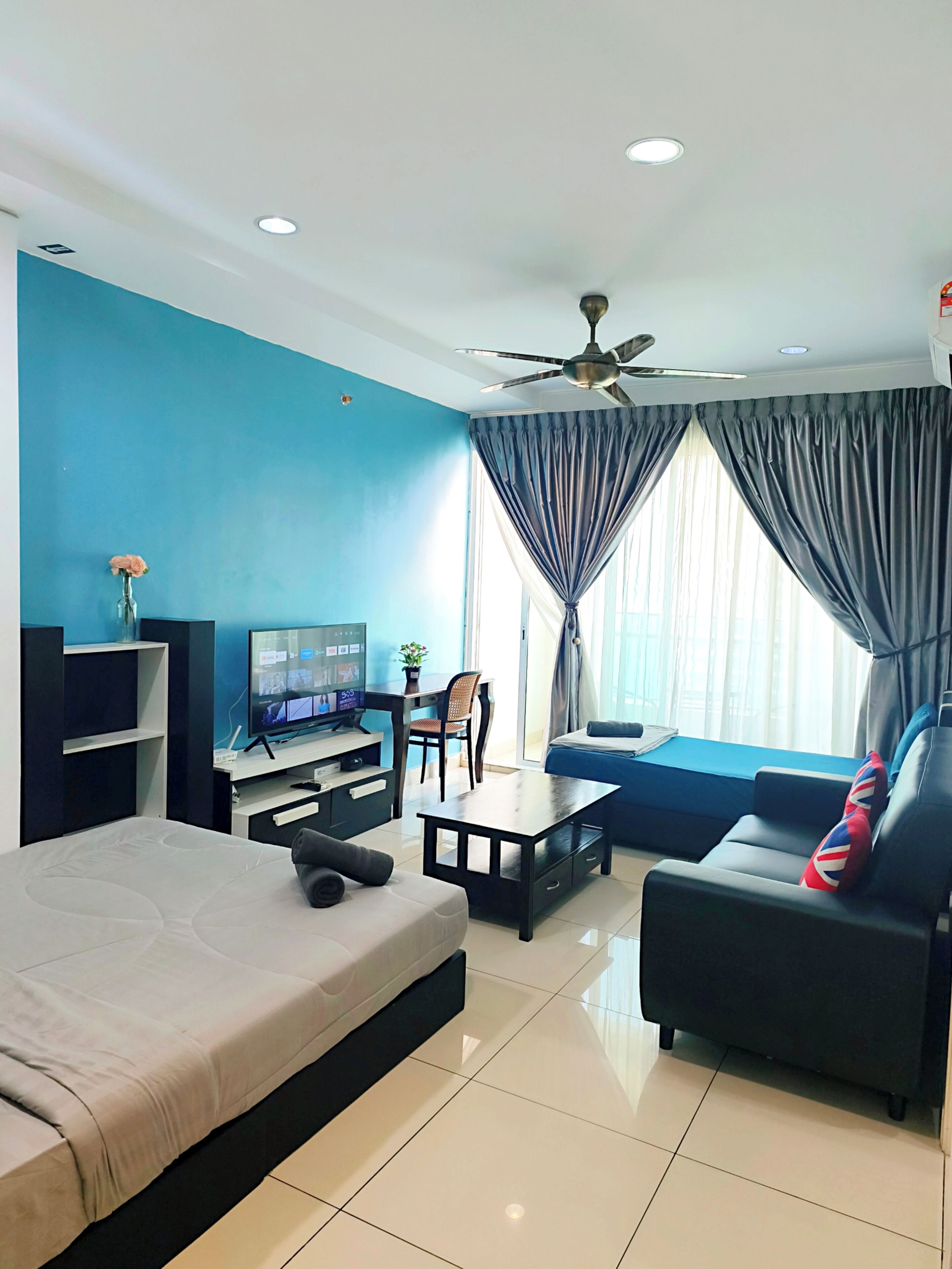 Departamento Confort | Área de sala de estar | Televisión de pantalla plana de 32 pulgadas con canales por cable 