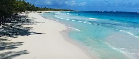 Perto da praia, espreguiçadeiras, toalhas de praia