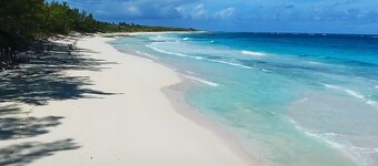 *** Incredible Pool m / Hot Tub *** Smuk Beach *** Brand New 2BR Villa m / AC ***