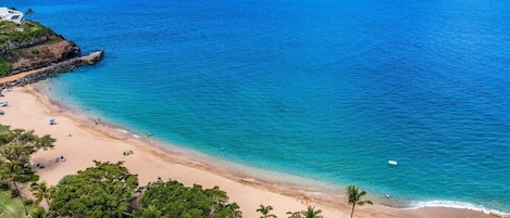 Beach nearby, sun-loungers, beach towels