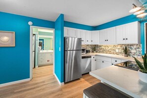 Fridge, microwave, oven, stovetop - EL L102 Renovated 1BD Condo w Pool AC Beach Cabana (Lahaina)