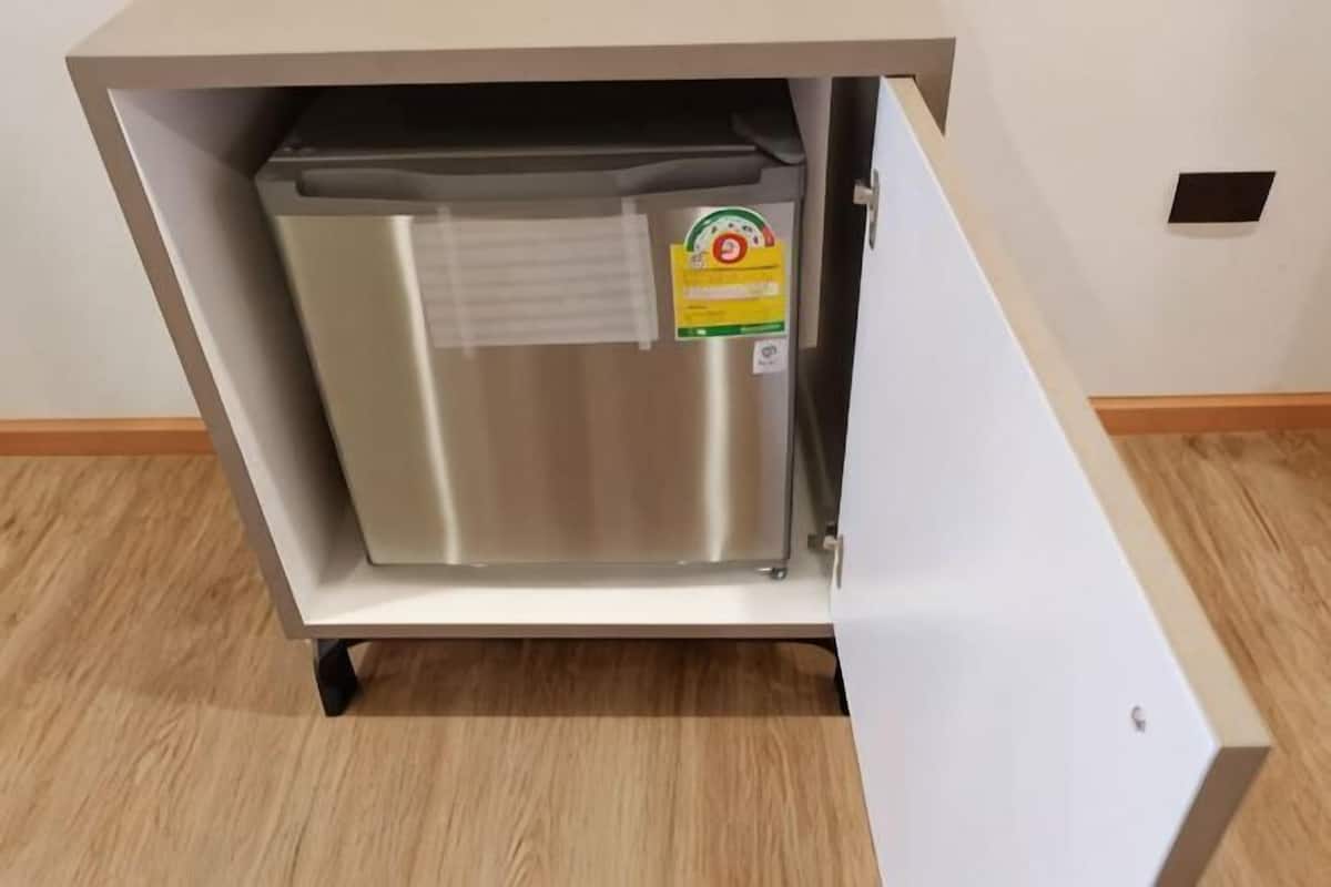 Metallinen, ruostumattomasta teräksestä valmistettu laite, jossa on ohjauspaneeli, mahdollisesti kahvinkeitin, keittiössä.