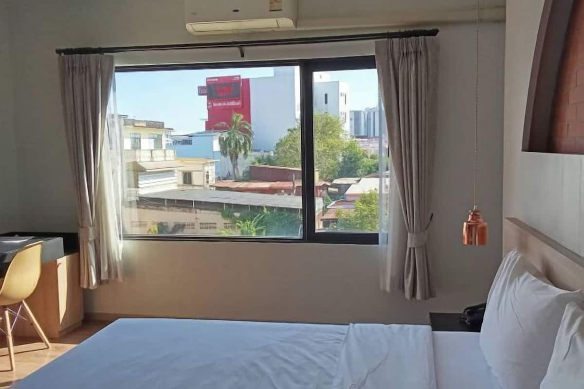 Escrivaninha, cortinas blackout, camas extras/dobráveis (sobretaxa)