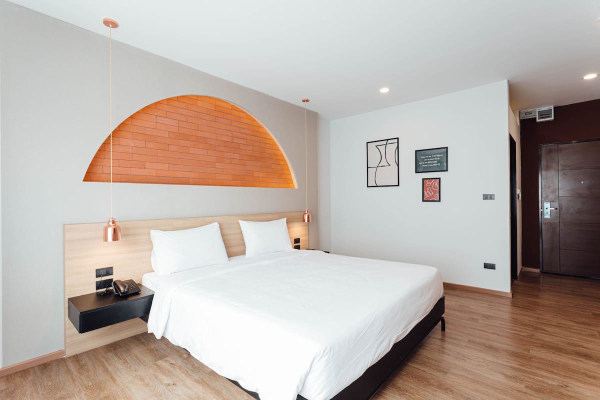 Standard King Room | Masa, güneşlik/perde, portatif/ilave yatak, ücretsiz kablosuz İnternet