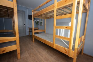 Työpöytä, ilmainen Wi-Fi, vuodevaatteet