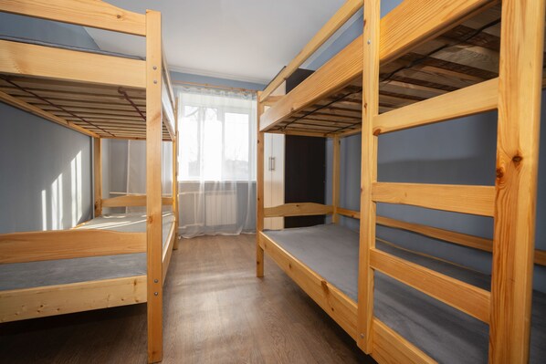 Työpöytä, ilmainen Wi-Fi, vuodevaatteet