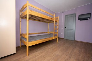 Kahden hengen economy-huone (kaksi sänkyä) | Työpöytä, ilmainen Wi-Fi, vuodevaatteet