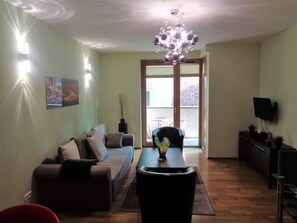 Smart TV - Angel Plaza Apt. near Old Town with Balcony, Elevator, A/C, 24 hr Concierge (Kraków)