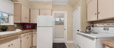 Kühlschrank, Mikrowelle, Ofen, Herdplatte