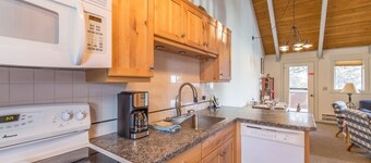 Cute condo w/fireplace, private decks & community pool/hot tub/sauna - Cozy Curley Bear Condo