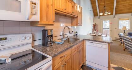 Cute condo w/fireplace, private decks & community pool/hot tub/sauna - Cozy Curley Bear Condo