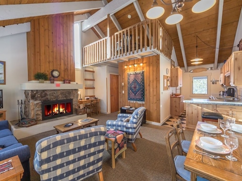 Cute condo w/fireplace, private decks & community pool/hot tub/sauna - Cozy Curley Bear Condo