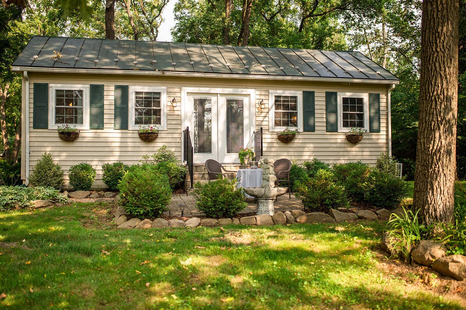 Romantic Shabby Chic Cottage on 5 acre property near wineries and Blue Ridge MTS