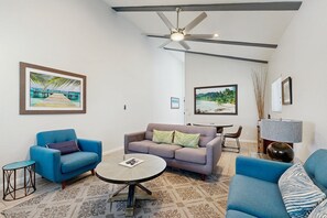 Een televisie, een open haard en boeken