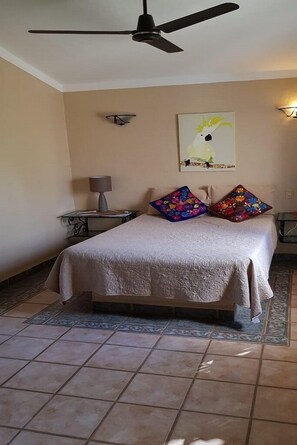 5 bedrooms, desk, free WiFi, bed sheets