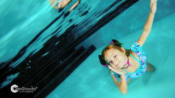 สระว่ายน้ำกลางแจ้ง, เก้าอี้อาบแดดริมสระ