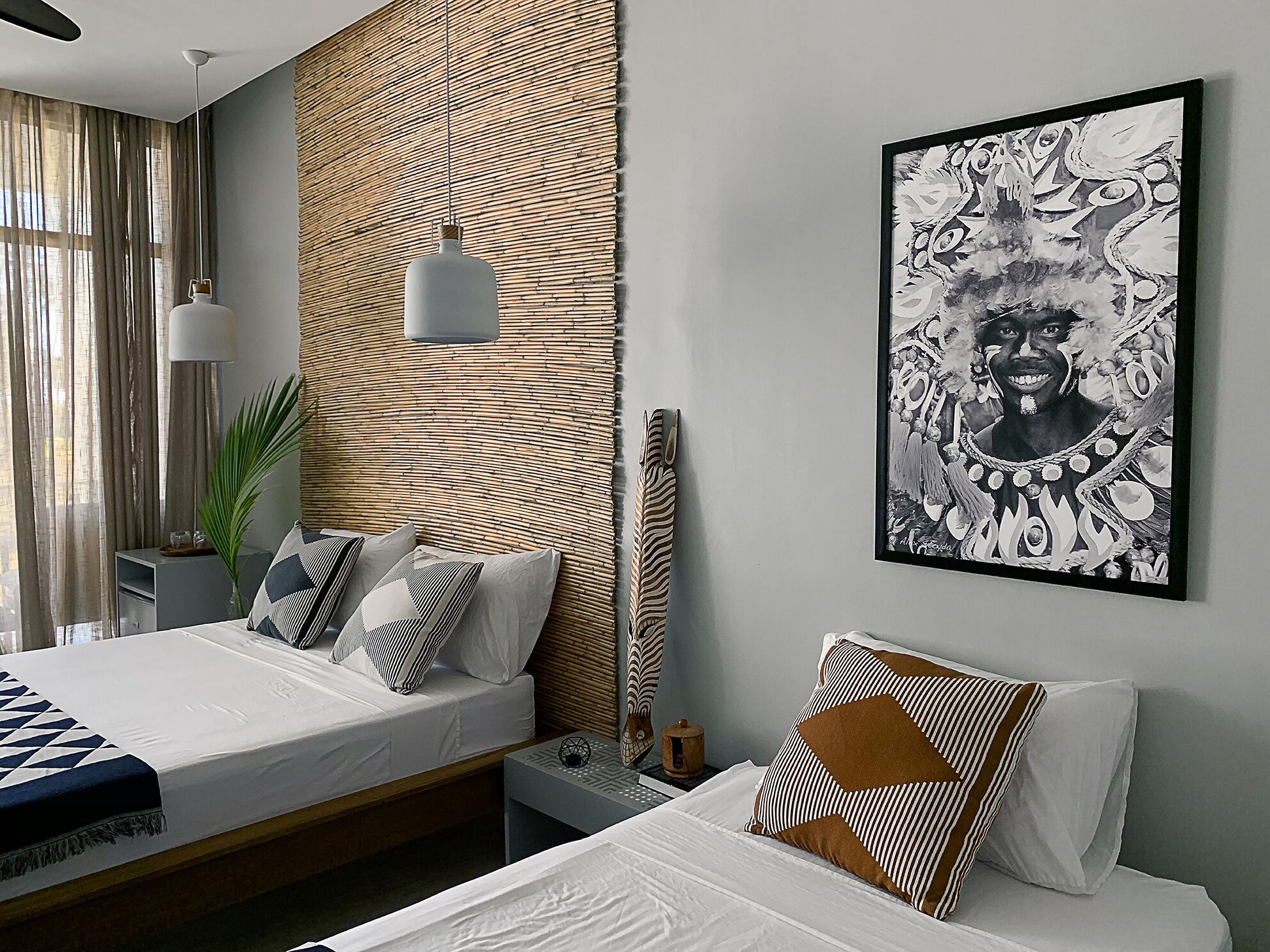 Ein modernes Schlafzimmer mit einem großen Bett, einem Nachttisch, einer Lampe und einem Wandbild.
