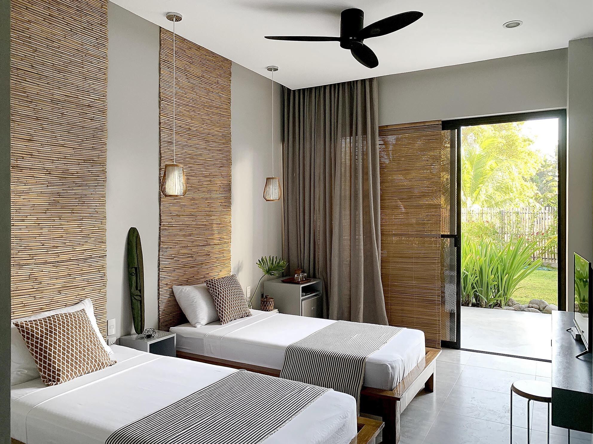 deluxe twin room, 2 single beds | 1 bedroom, premium bedding, minibar, in-room safe