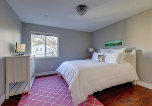 3 bedrooms, free WiFi, bed sheets, wheelchair access