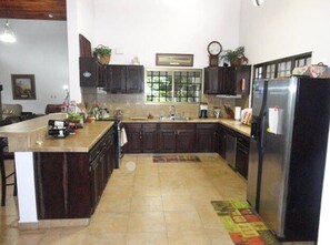 Fridge, microwave, oven, stovetop - Custom Villa in Boquete (Boquete)