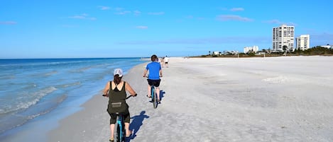 In Strandnähe, Liegestühle, Strandtücher