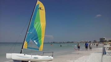 Tæt på stranden, liggestole, badehåndklæder