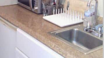 Køleskab, mikrobølgeovn, kaffe-/temaskine