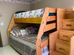 3 bedrooms, free WiFi, bed sheets, wheelchair access
