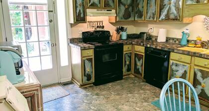 Ridgetop Retreat! 16 miles from Nashville. Quiet property on a dead end street.