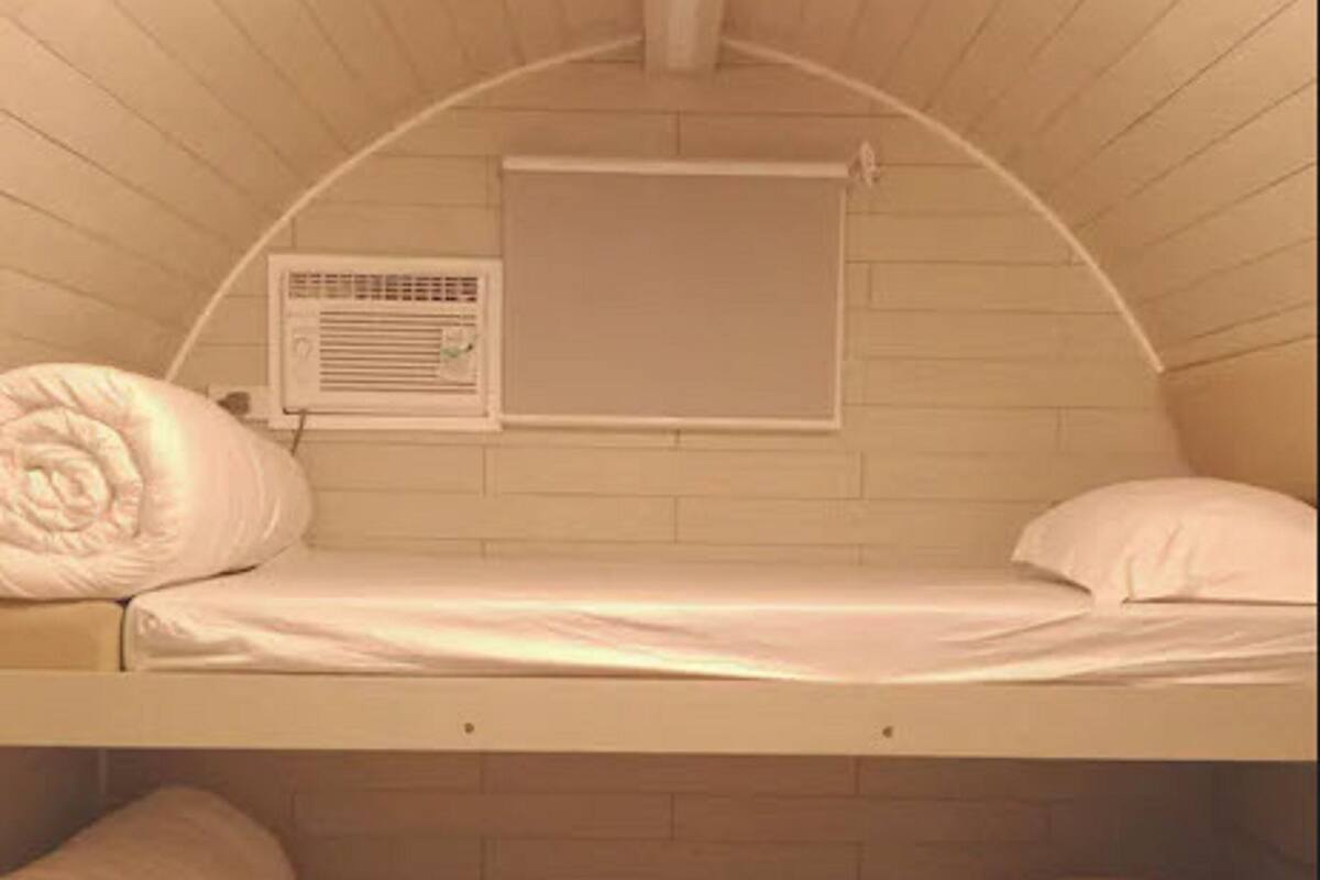 Beach Pod, Shared Bathroom | Frigobar, cofres nos quartos, Wi-Fi de cortesia, roupa de cama