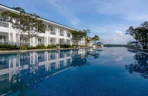 Piscina externa, funciona das 6h às 21h, espreguiçadeiras