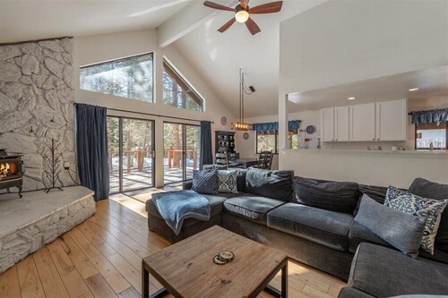 LUXURY AT A DISCOUNT - 1 GIG WIFI/FAMILY-FRIENDLY/GAME RM/TOYS/HOT TUB/EV CHARGE