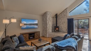 Smart TV, chimenea, reproductor de DVD, futbolito