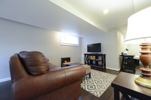 Fernseher, Bücher, Videothek, Arbeitsbereiche