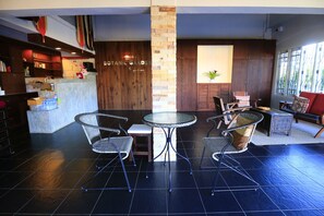 Lobby sitting area - Botanic Garden Nan Guest House (Pua)