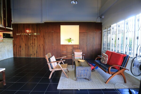 Lobby sitting area - Botanic Garden Nan Guest House (Pua)