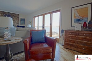 Smart TV, fireplace, DVD player, video library - Riverdance, Hot Tub Open! Heated Pool open 5/8 to 10/12/26. (Douglas)