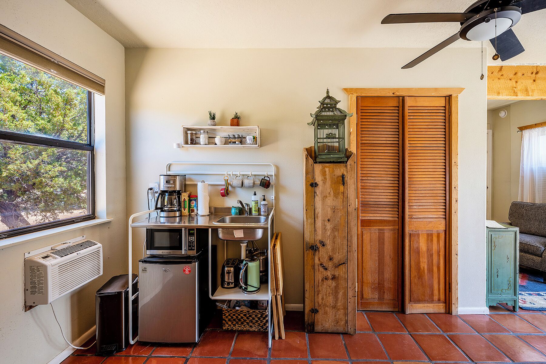 Fridge, microwave, oven, coffee/tea maker