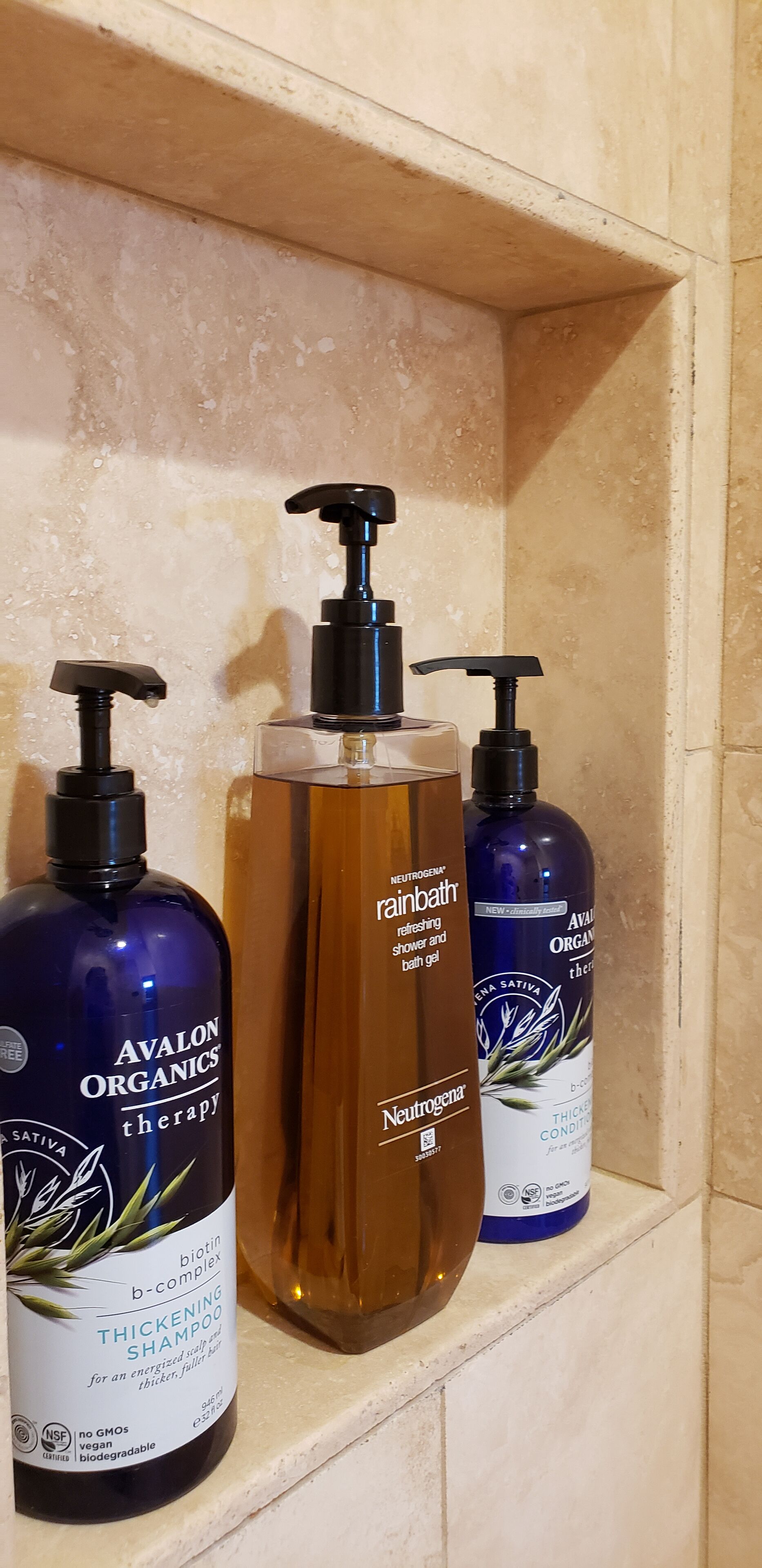 Douche, sèche-cheveux, serviettes fournies, savon