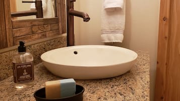 Douche, sĂšche-cheveux, serviettes fournies, savon