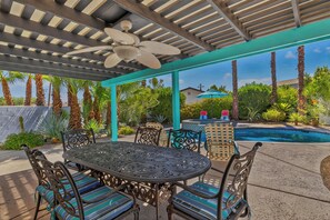 Outdoor dining - Palm Springs Home W/ Private Saltwater Pool & Spa (Palm Springs)