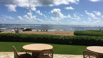 Chaises longues, serviettes de plage