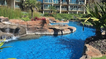 Alberca al aire libre y alberca climatizada