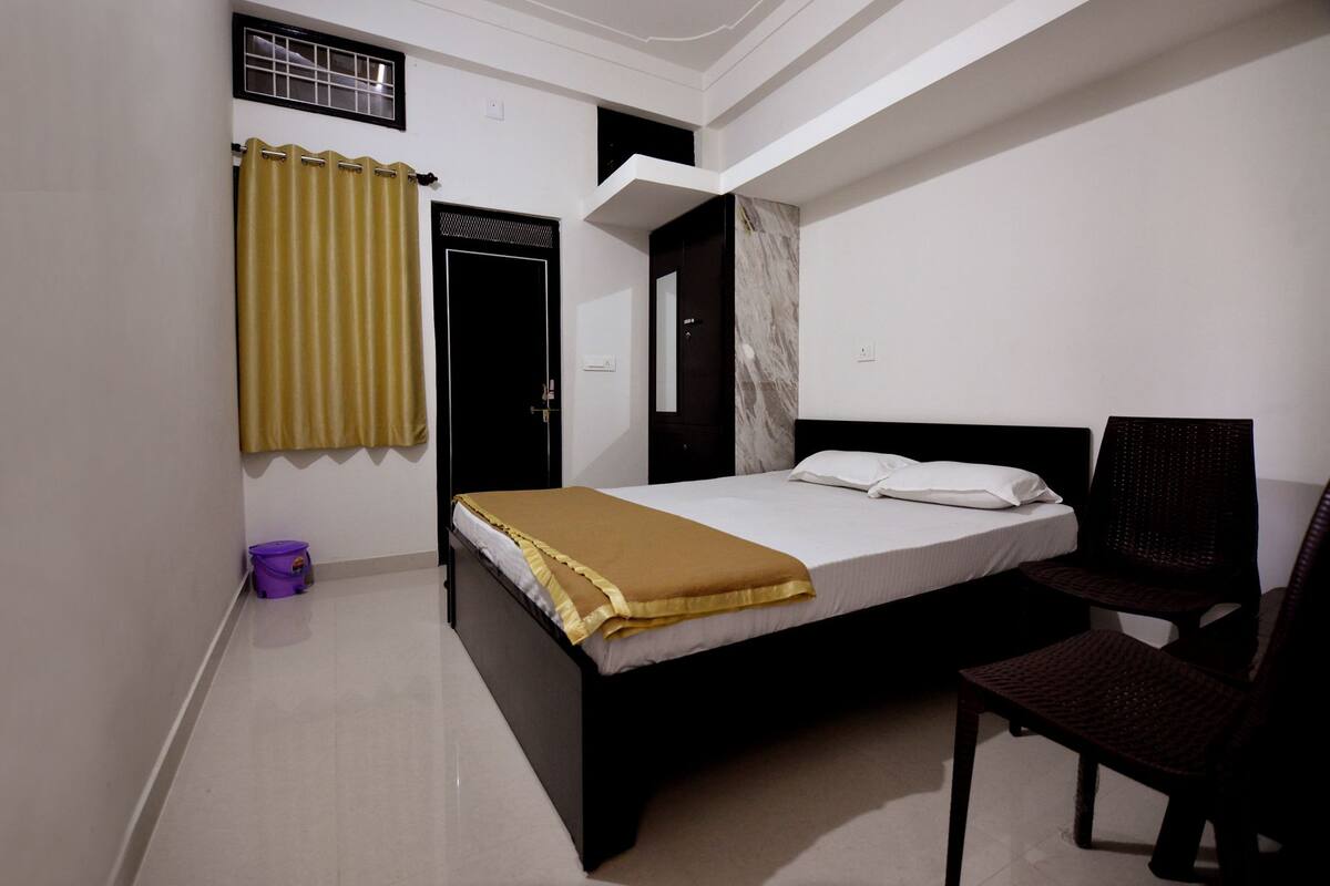 Phòng Deluxe, hút thuốc | Quạt