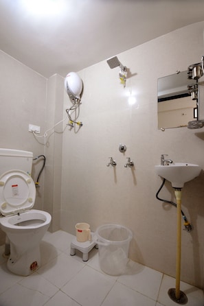 Shower, free toiletries, towels