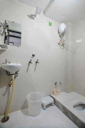 Deluxe Room, Smoking | Bathroom