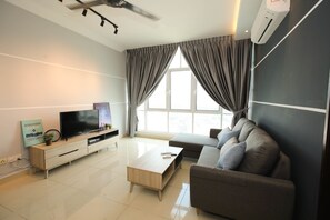 City-Apartment, 3 Schlafzimmer | Wohnzimmer | LCD-Fernseher